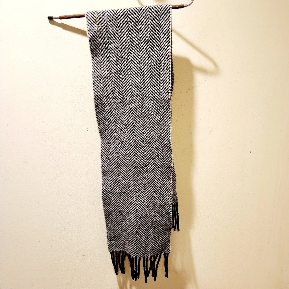 Ralph Lauren Chic Black and White Lambswool Unisex Scarf